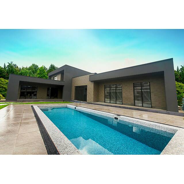 Бассейн из серой мозаики