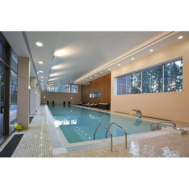 Бассейн из белой мозаики