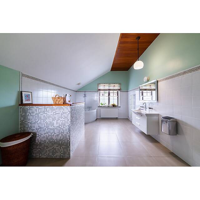 Ванная комната с серой мозаикой