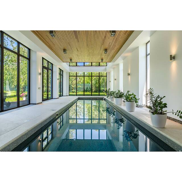 Бассейн с голубой испанской мозаикой 