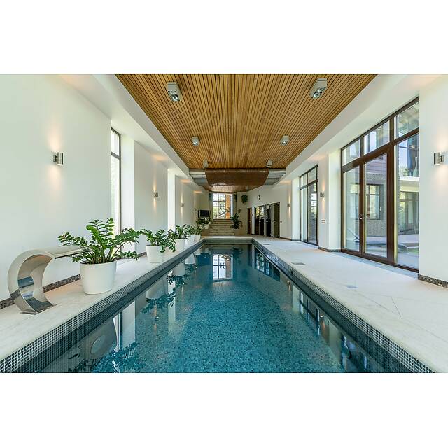 Бассейн с голубой испанской мозаикой 