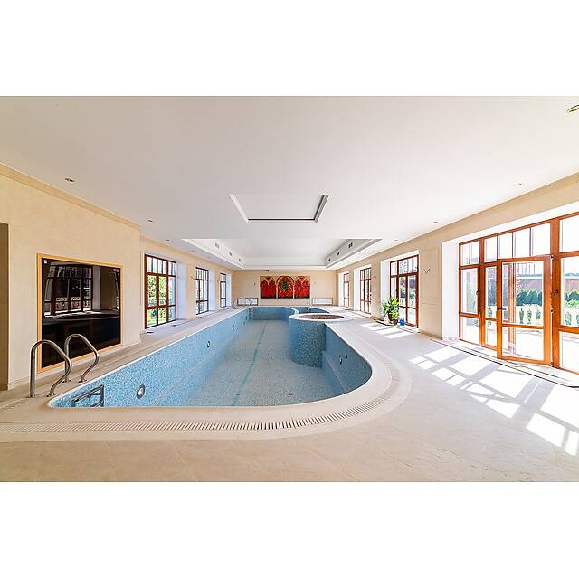 Бассейн из стеклянной мозаики голубой микс