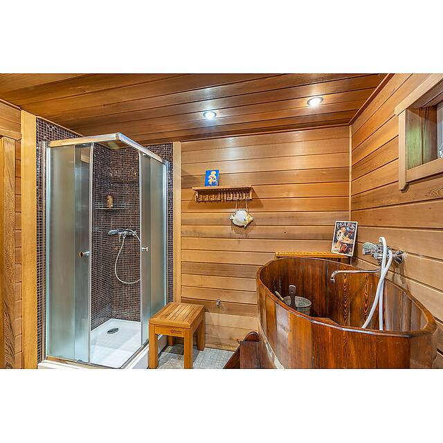 Душ с мраморной мозаикой