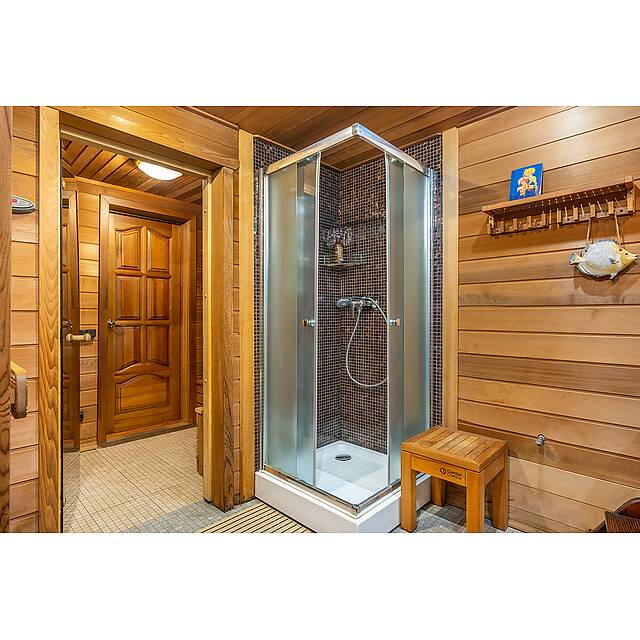 Душ с мраморной мозаикой