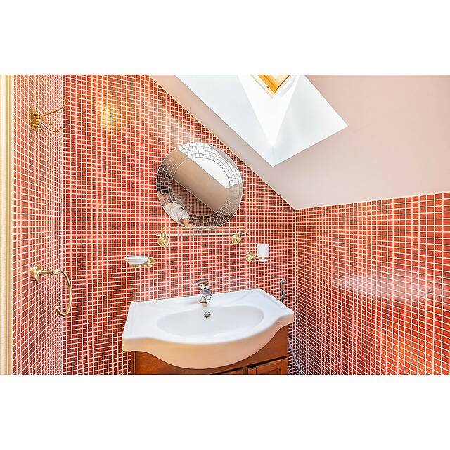 Туалет с красной мозаикой