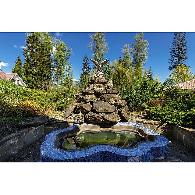 Фонтан с мозаикой цвета индиго