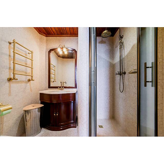 Душ с мозаикой из мрамора 