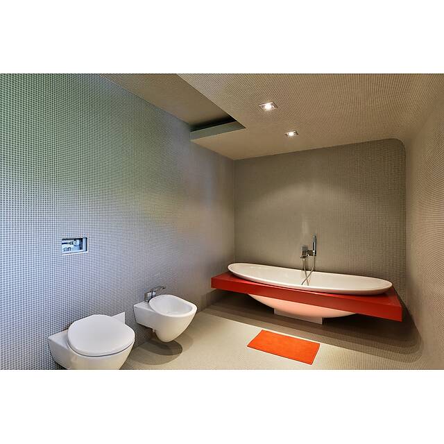 Ванная комната с серой мозаикой