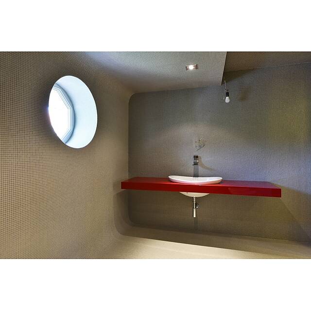 ванная из серой мозаики