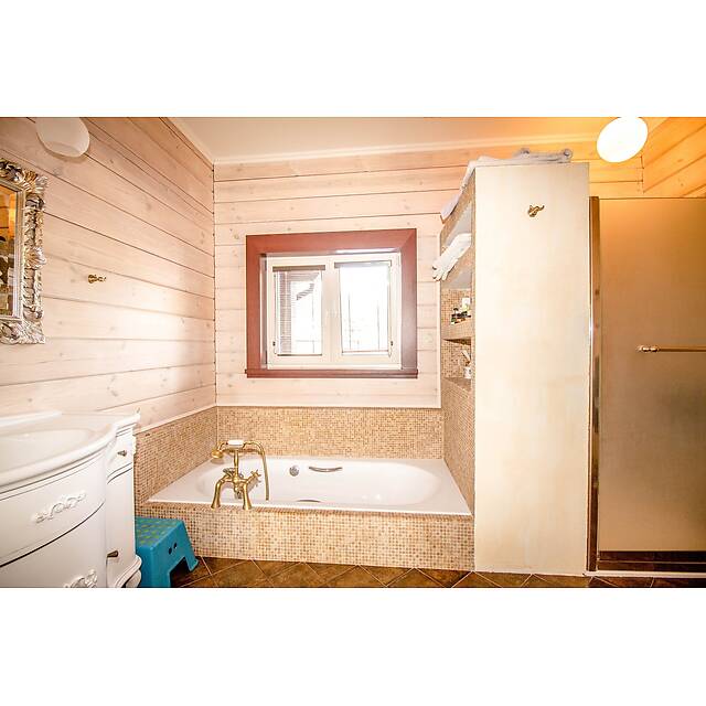 Ванная комната с мозаикой из камня