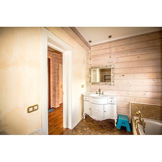 Ванная комната с мозаикой из камня