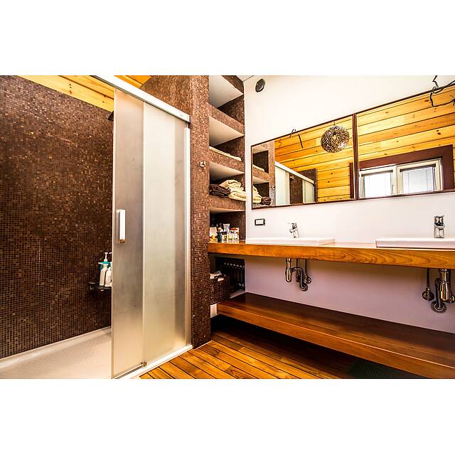 Душ с мозаикой из авантюрина