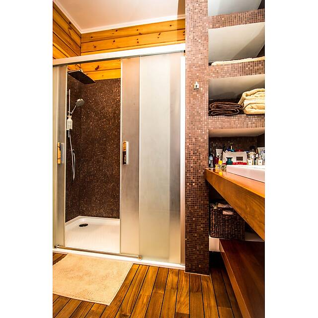 Душ с мозаикой из авантюрина