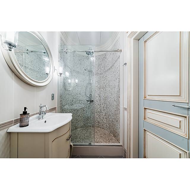 Душ с серо-белой стеклянной мозаикой