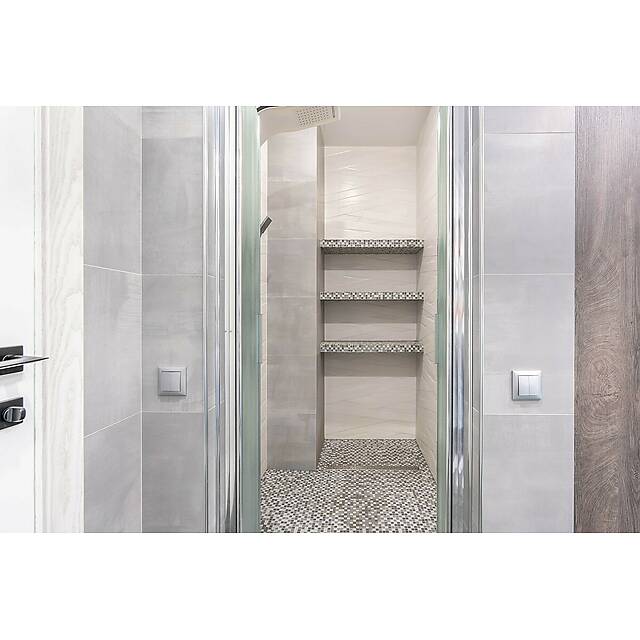 Душ с мозаикой из стекла 