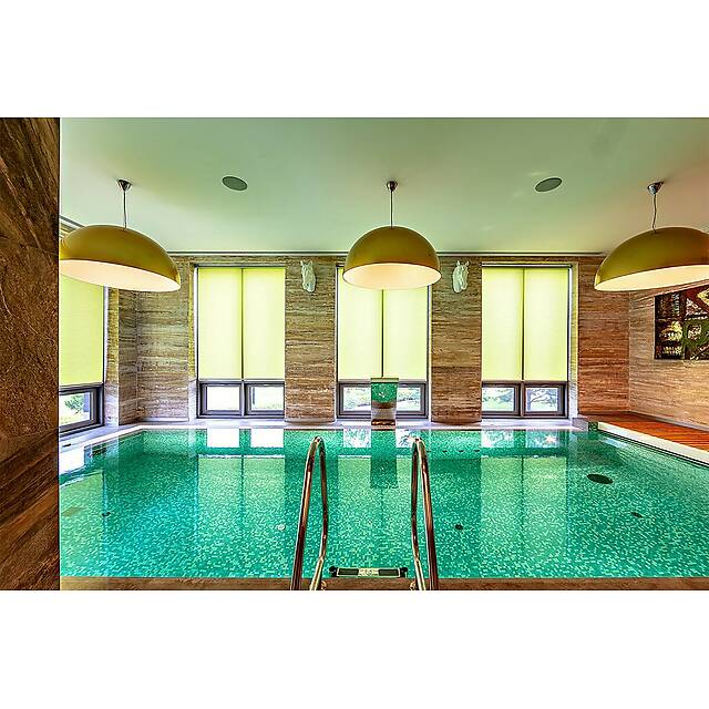 Зеленый бассейн из стеклянной мозаики