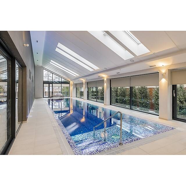 Бассейн с мозаикой из стекла