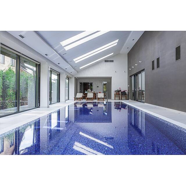 Бассейн с мозаикой из стекла