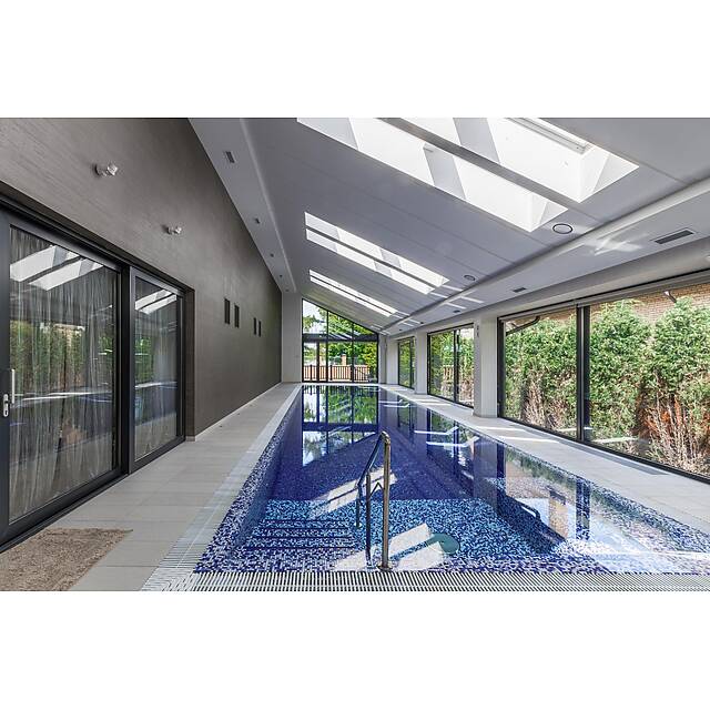 Бассейн с мозаикой из стекла