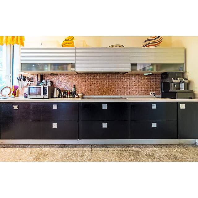 Кухня фартук из бежевой мозаики с авантюрином