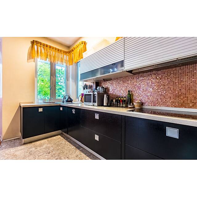 Кухня фартук из бежевой мозаики с авантюрином