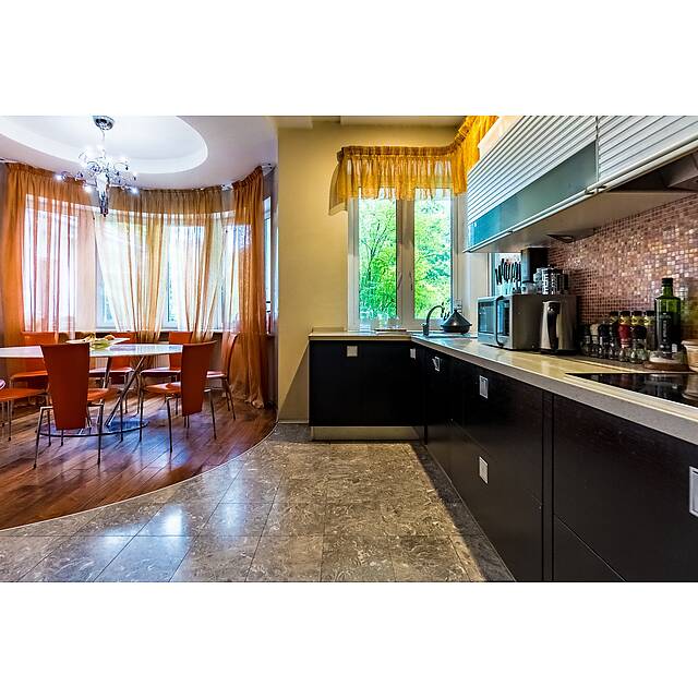 Кухня фартук из бежевой мозаики с авантюрином