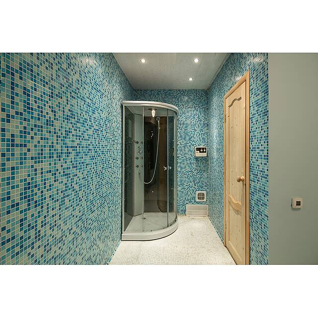 Душ из стеклянной мозаики