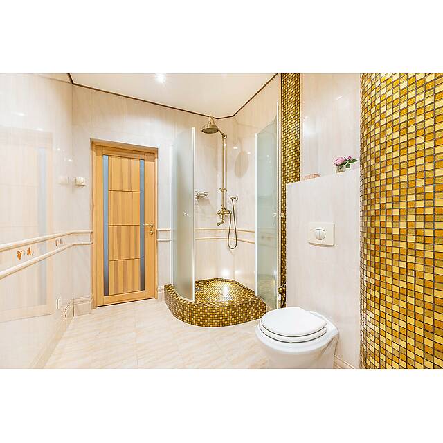 Душ с золотой мозаикой