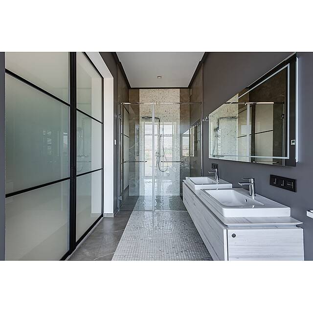 Душ с мраморной мозаикой