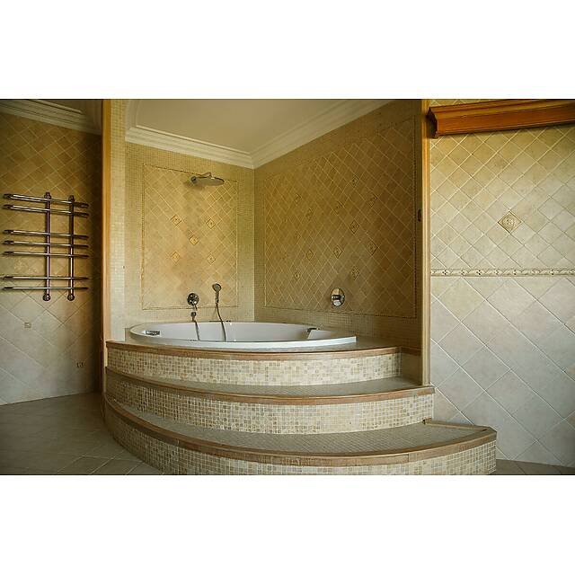 Ванная комната с мозаикой из мрамора