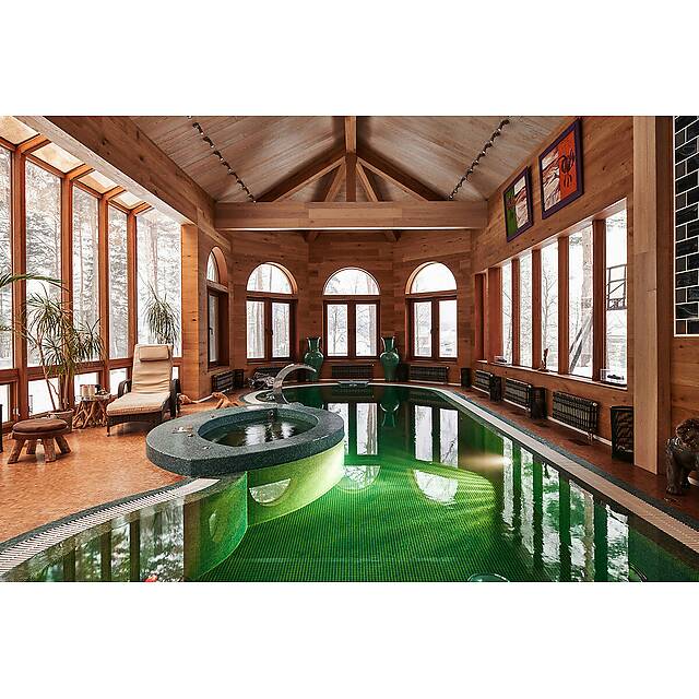 Бассейн с зеленой мозаикой 