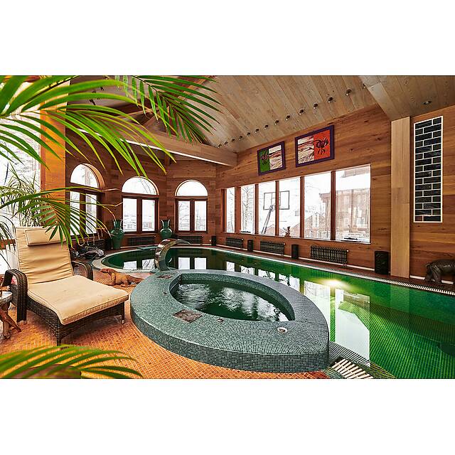 Бассейн с зеленой мозаикой 