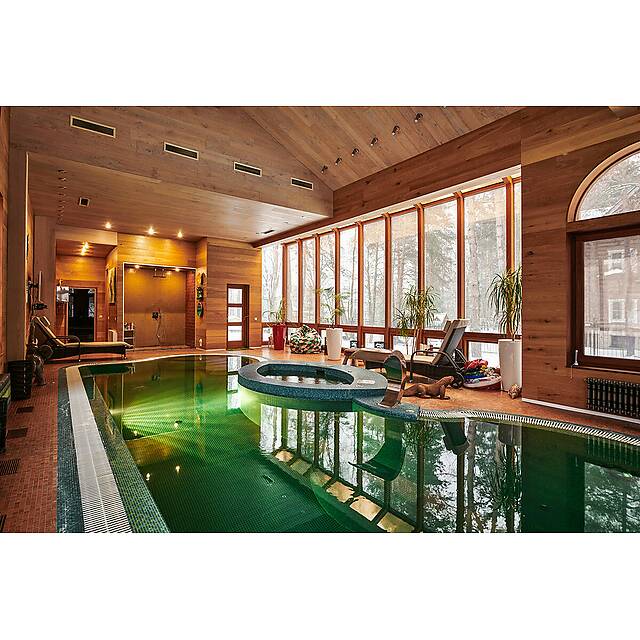 Бассейн с зеленой мозаикой 