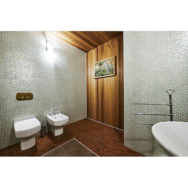 Туалет c мозаикой из ракушки