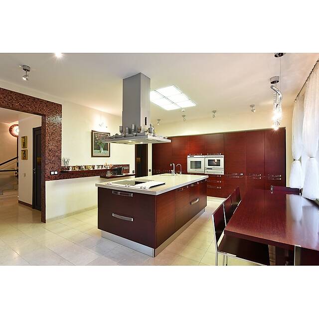 Кухня с коричневой мозаикой