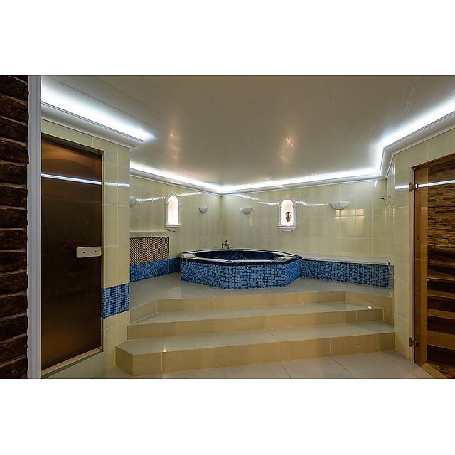 Бассейн с голубой мозаикой