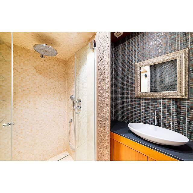 Душ с тонкой мозаикой из натурального камня