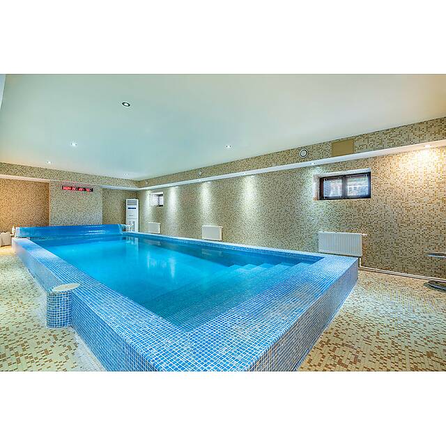 Бассейн из стеклянной мозаики с перламутром