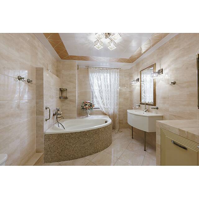 Ванная комната с мозаикой из мрамора