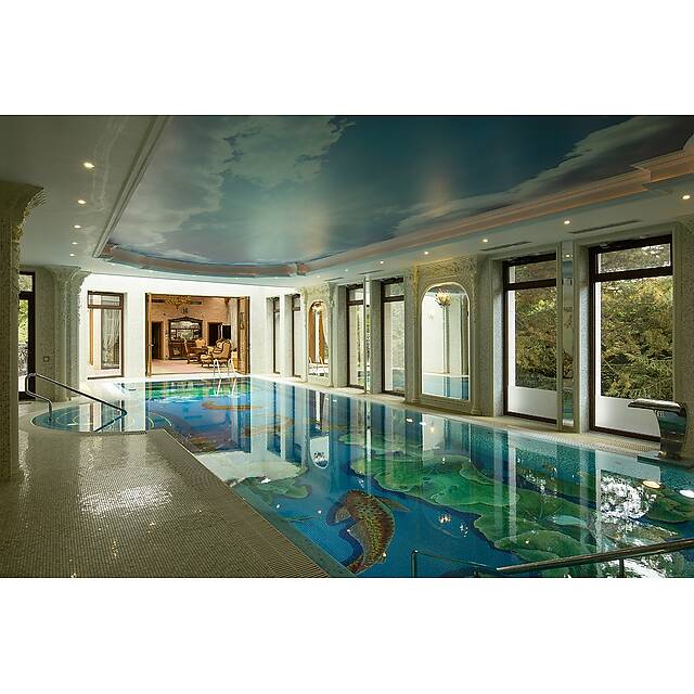 Бассейн с мозаичным панно