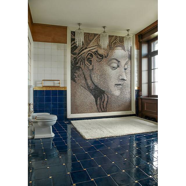 Туалет с мраморной мозаикой