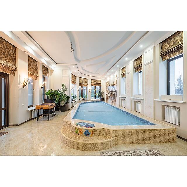 Бассейн с мраморной мозаикой