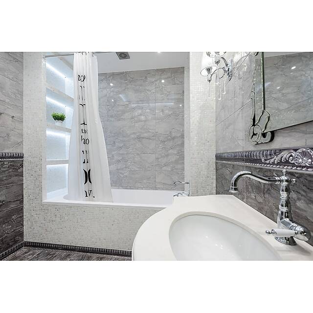 Ванная комната с мозаикой из мрамора