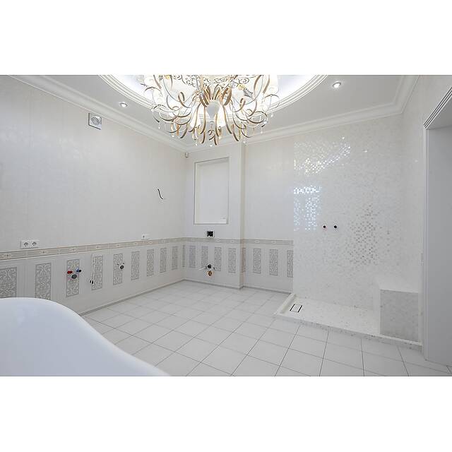 Душ с белоснежной мозаикой