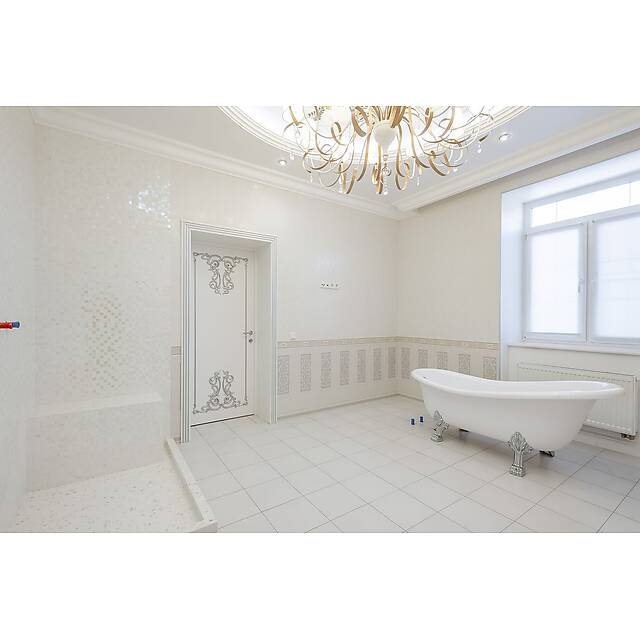 Душ с белоснежной мозаикой