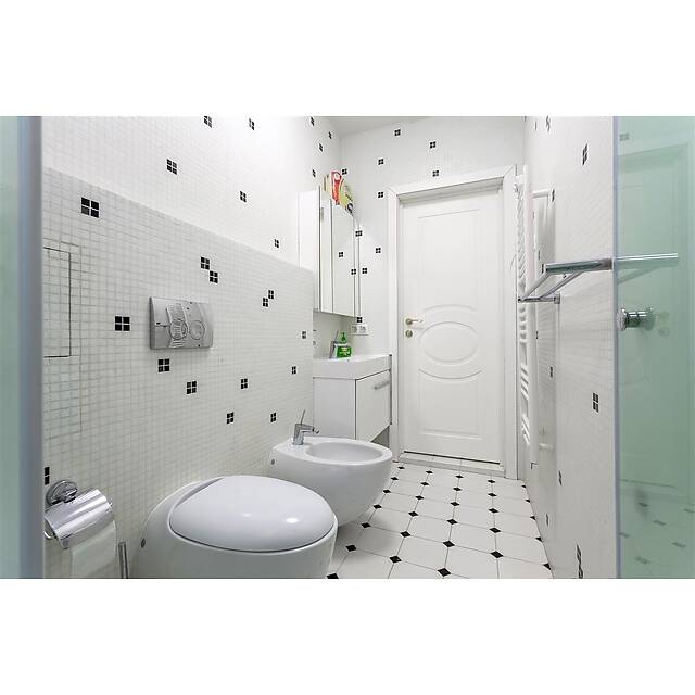 Душ из стеклянной мозаики с авантюрином