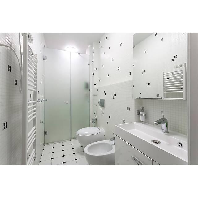 Душ из стеклянной мозаики с авантюрином