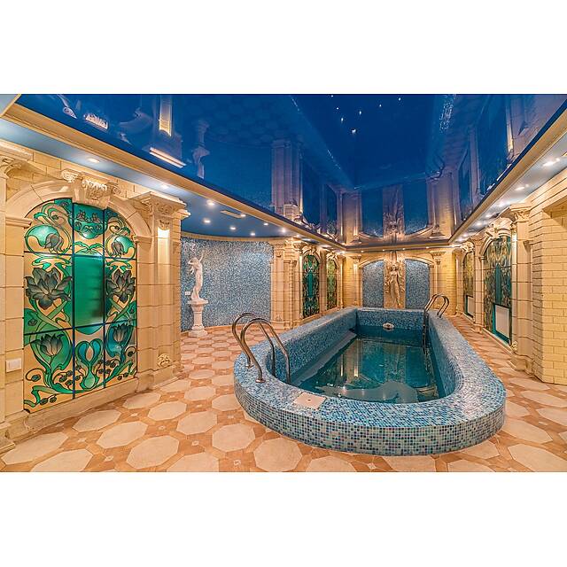 Бассейн с перламутровой мозаикой