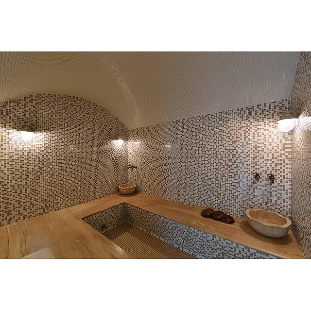 Бассейн с перламутровой мозаикой