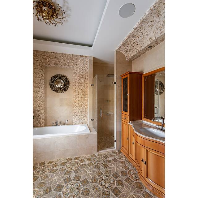 Ванная комната с мозаикой из мрамора